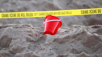 Murió una niña en Florida después de quedar enterrada en hoyo que cavó en la playa