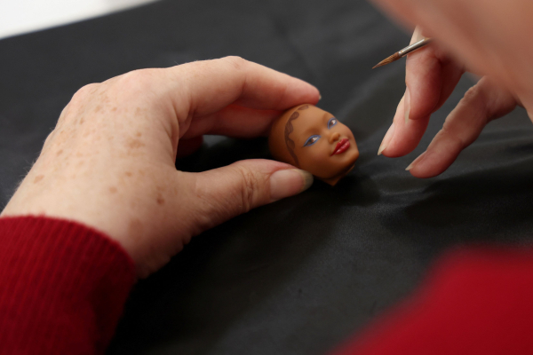 Pobre jubilada: a los 65, Barbie quiere seguir trabajando (¿o la obligan?)