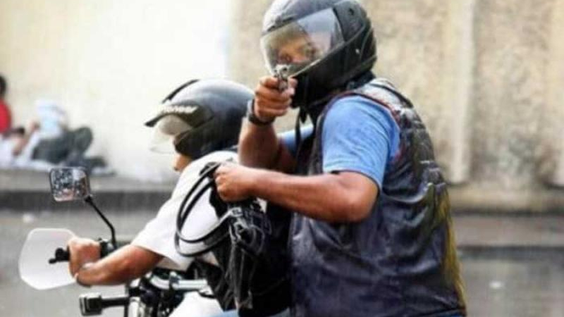 Violenta banda de motociclistas armados asaltó a una pareja en Barranqueras