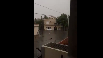 Apareció un cadáver flotando en medio de la tormenta que azota al AMBA
