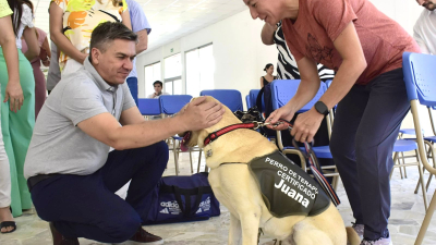 La provincia entregó perros labradores que acompañarán a niños con discapacidad