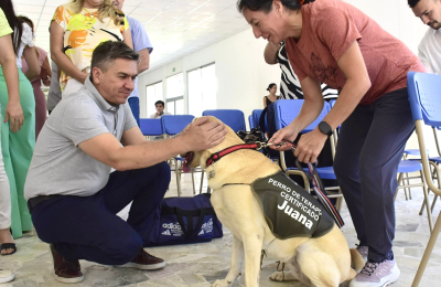 La provincia entregó perros labradores que acompañarán a niños con discapacidad