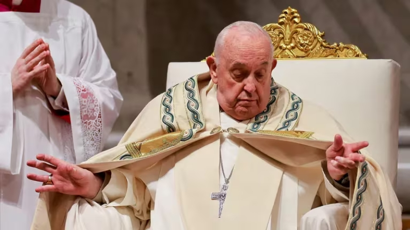 El Papa permanece en la Vigilia Pascual tras perderse la procesión