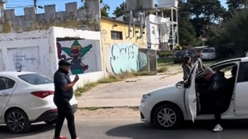 Una discusión de tránsito se puso violenta pero se reconocieron y terminaron a los abrazos