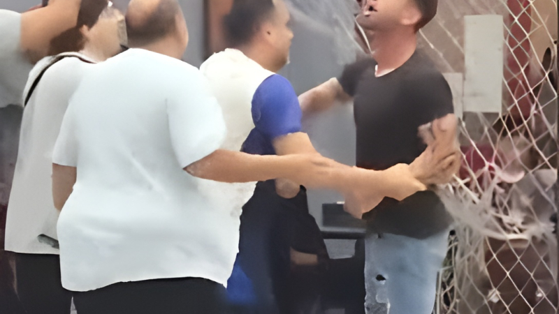Fue a ver jugar a su hijo e intentó agredir al árbitro