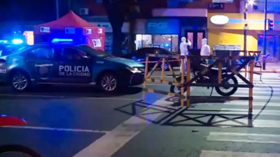 Un motociclista murió aplastado por un camión de basura