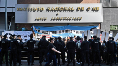 El gobierno anunció que el INCAA cerrará sus puertas para reubicar al personal y reasignar tareas