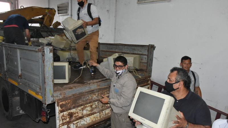 Recolectan residuos tecnológicos para reciclar en la sede de la UTN