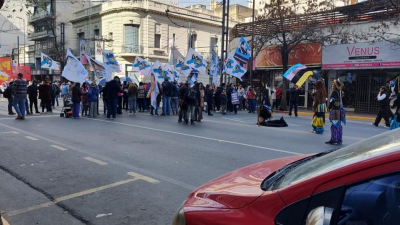 Las dos caras del acto que encabezó Milei