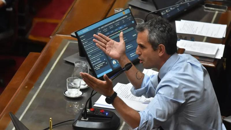 Con la amenaza de Milei de vetarlo, Diputados trata el aumento para jubilados