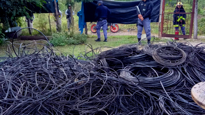 Desmantelaron un depósito clandestino de cables robados