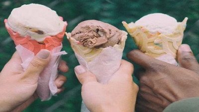 Tomaba un helado y al morder descubrió algo repugnante y aterrador