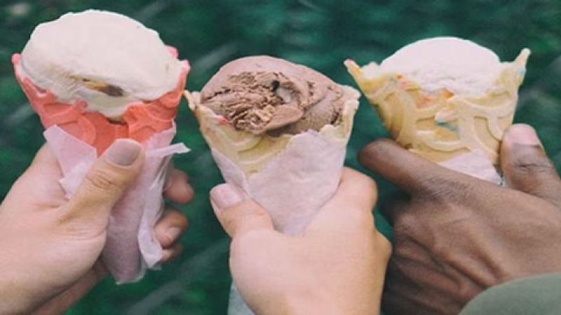 Tomaba un helado y al morder descubrió algo repugnante y aterrador