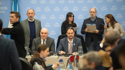 Ley Bases: el Gobierno logró un dictamen unificado, pero no hubo acuerdo para privatizar Aerolíneas, Correo y RTA
