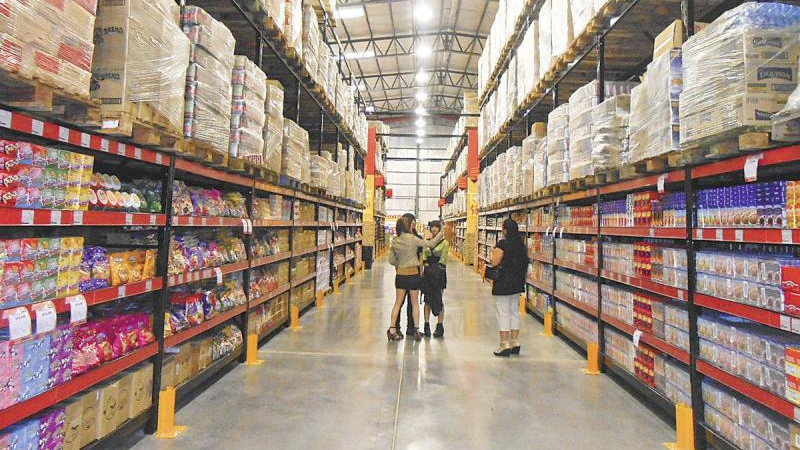 El consumo masivo en el interior del país cayó un escalón más que en el AMBA