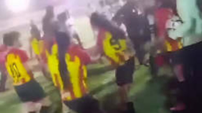 Golpes y tirones de "mechas" entre las Sub-15 de Canallas y Sarmiento