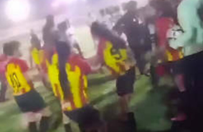 Golpes y tirones de "mechas" entre las Sub-15 de Canallas y Sarmiento