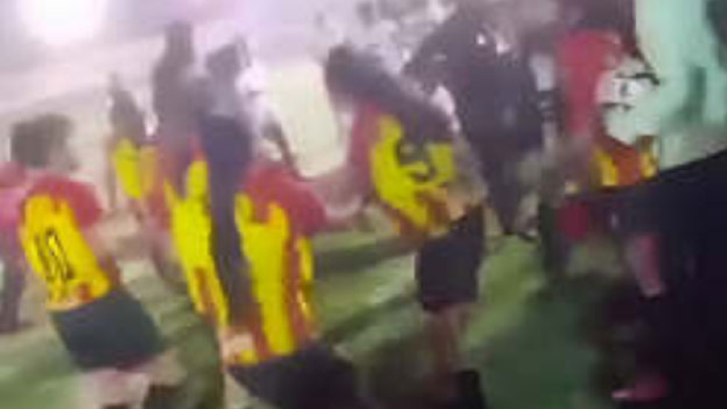 Golpes y tirones de "mechas" entre las Sub-15 de Canallas y Sarmiento
