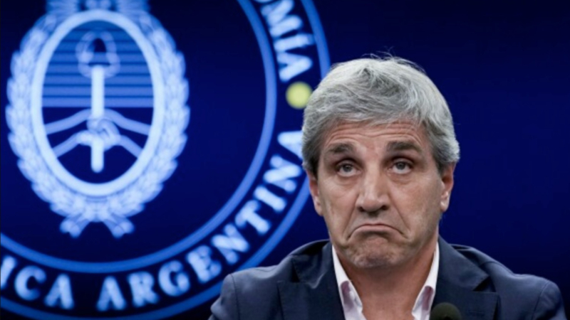 Caputo gastó en intervenciones cambiarias más dólares que Massa y que Guzmán