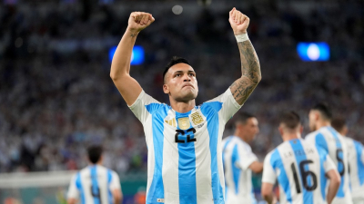 "Torazo" argentino con doblete de Martínez para ser primero en el grupo