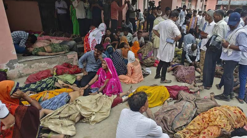 Tragedia en la India: unos 116 muertos por estampida en un encuentro religioso