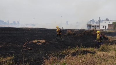 La quema de pastos secos se agrava y los bomberos están desbordados