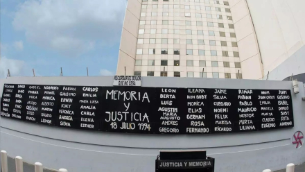 Nombres de las víctimas. Detrás, el nuevo edificio de la AMIA AMIA.jpg
