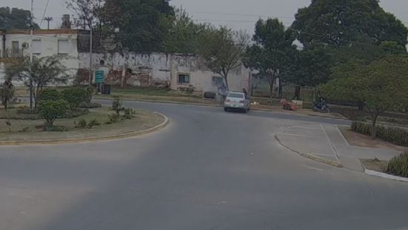Propietario de un parripollo fue embestido por un auto, sufrió lesiones y pide que el conductor se haga cargo de los daños