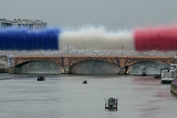 Fuegos artificiales con los colores nacionales franceses explotan sobre el Puente de Austerlitz durante la ceremonia de apertura de los Juegos Olímpicos de París 2024. Foto Damien MEYER / AFP.
