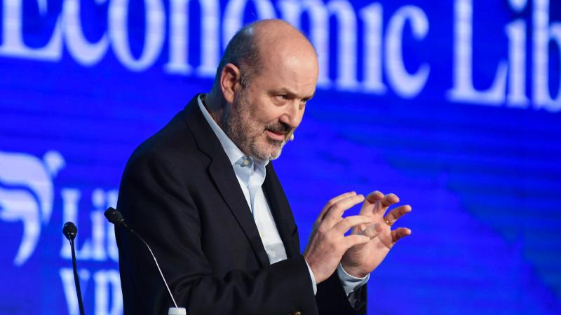 Sturzenegger plantea subsidiar a empresas que contraten empleados públicos