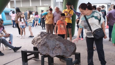 Sáenz Peña: Vecinos disfrutaron del meteorito devuelto al Chaco luego de 17 años