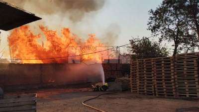 Incendio devasta aserradero y afecta vivienda en el Barrio Matadero