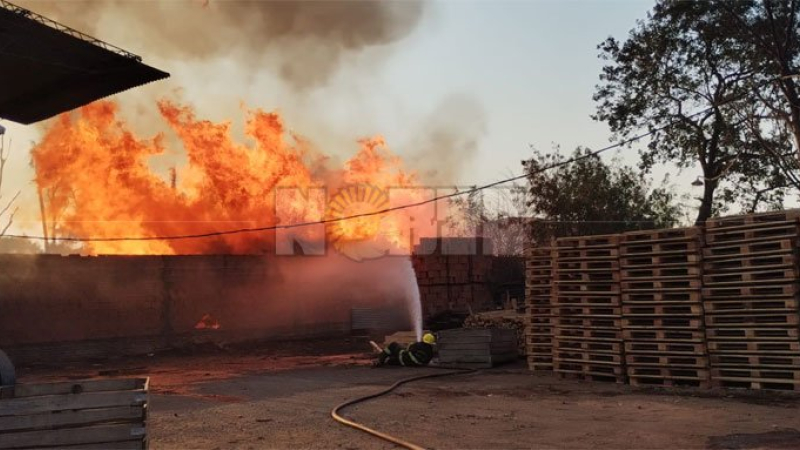 Incendio devasta aserradero y afecta vivienda en el Barrio Matadero