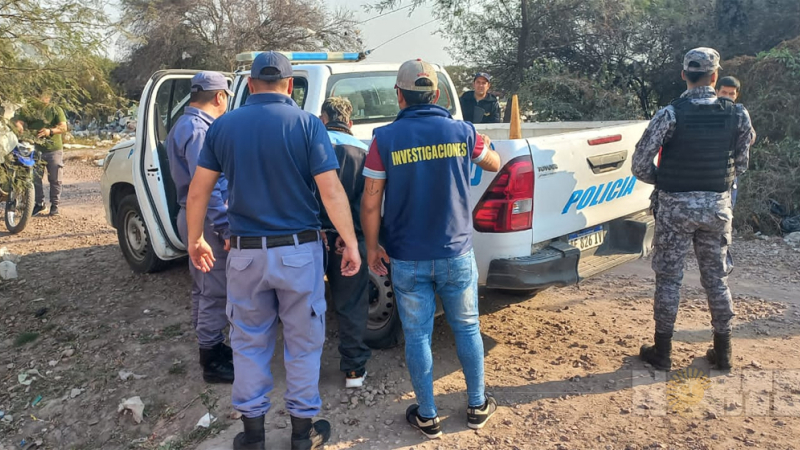 Vendía armas de guerra a plena luz del día por su barrio: los vecinos lo denunciaron y fue detenido