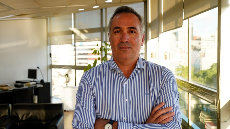 Criticado por sus viajes, el Gobierno echó al secretario de Culto