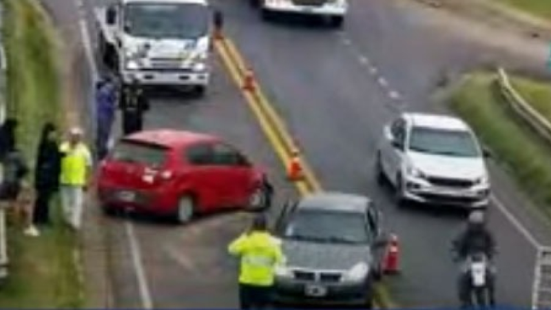 Serias demoras en el puente por un siniestro vial