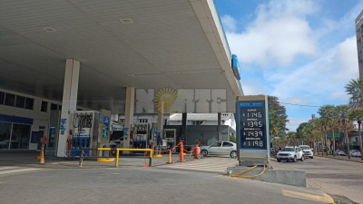 Por la caída del precio del barril de petróleo bajarían hasta un 3% las naftas y el gasoil