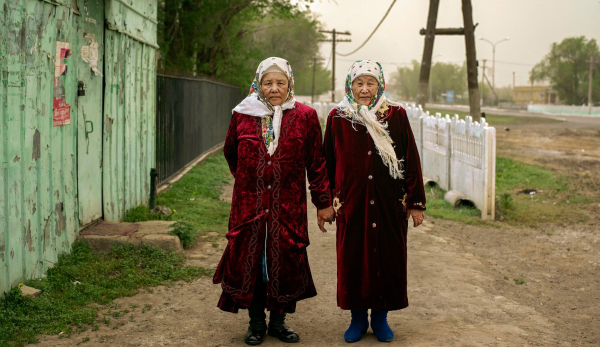 Dos hermanas de la región de Karaganda con sus trajes campesinos tradicionales.
