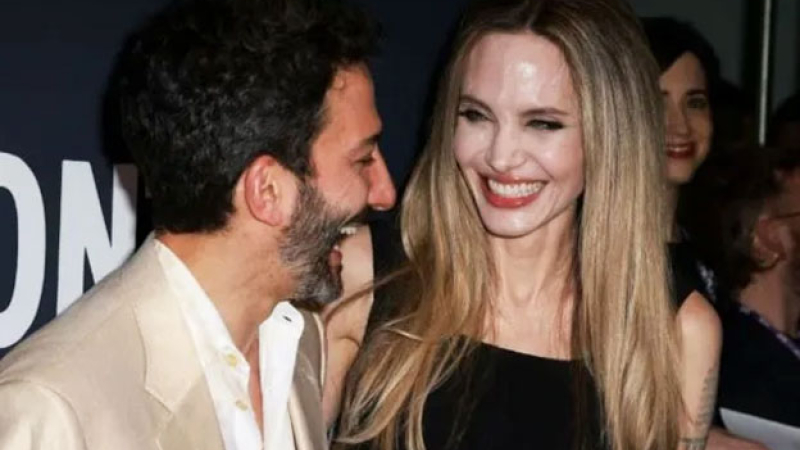Juan Minujín a los besos, risas y abrazos con Angelina Jolie