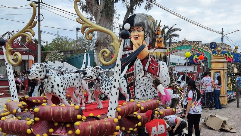 Las Breñas vuelve a vivir y disfrutar el tradicional desfile de carrozas estudiantiles