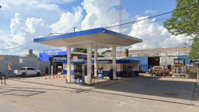 No les permitieron cargar combustible sin casco y amenazaron con un revólver a clientes y empleados de estación de servicio