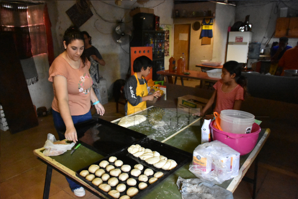 Uma, Zamira, Luana y Lautaro aprendieron a hacer panes en la cocina de "La Casita del Árbol Ayala". Foto: @maredulop.