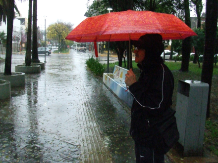 lluvia hombre paraguas 1.JPG