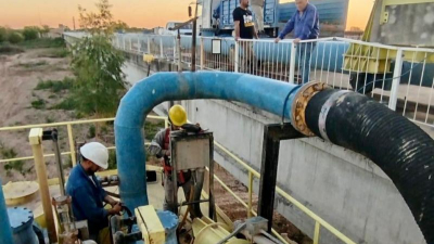 Ponen en funcionamiento las bombas de toma en Puerto Lavalle