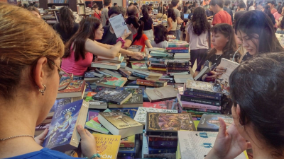 Más de 100.000 personas ya pasaron por la Feria del Libro y crecieron las ventas