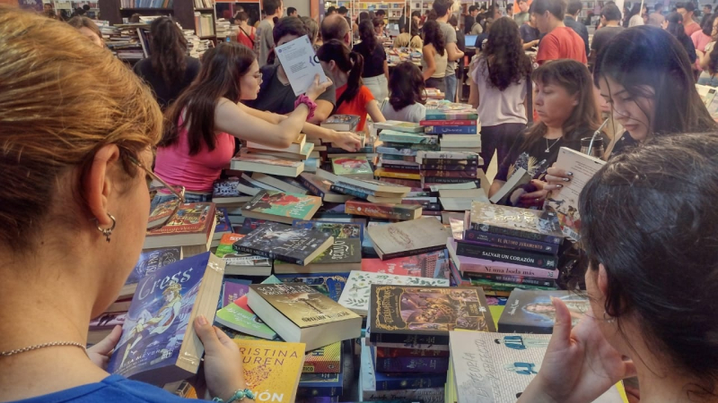 Más de 100.000 personas ya pasaron por la Feria del Libro y crecieron las ventas
