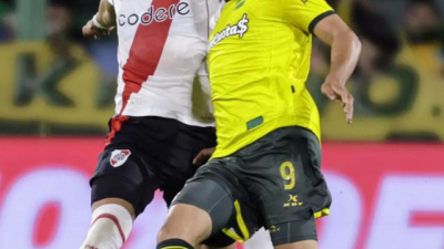 River no pudo quebrar a Defensa ni aprovechar el hombre de más