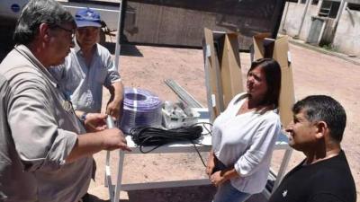 Entregaron bombas de agua y accesorios en Tres Isletas