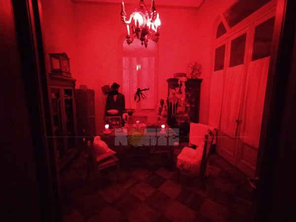 Arañas, luces rojas y misterio en el chalet más famoso de la capital chaqueña.