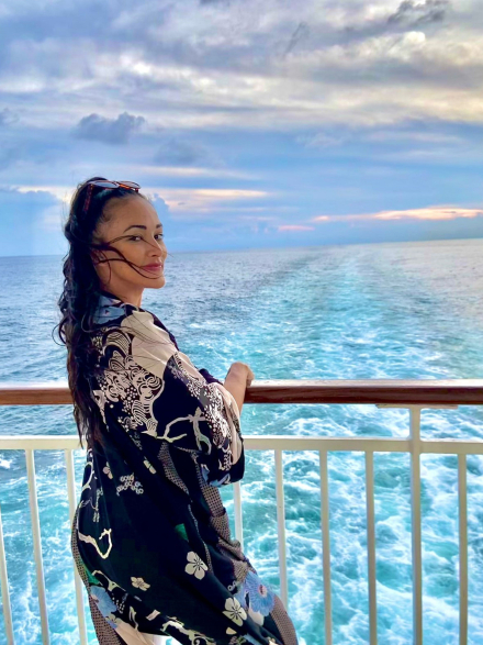 En el Crucero en las costas de Asia.jpg